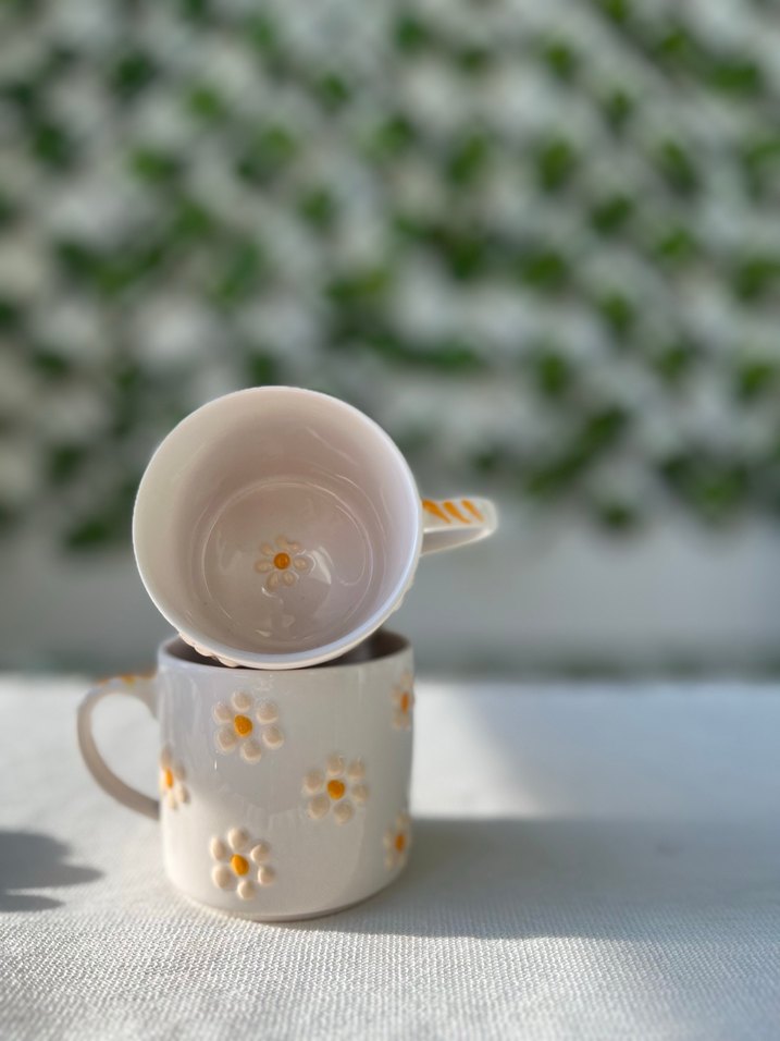 El Yapımı Beyaz Pastel Papatya Desenli Seramik Kupa - Görsel 2