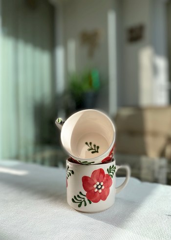 El Yapımı Kırmızı Çiçek Desenli Beyaz Seramik Kupa - Görsel 2