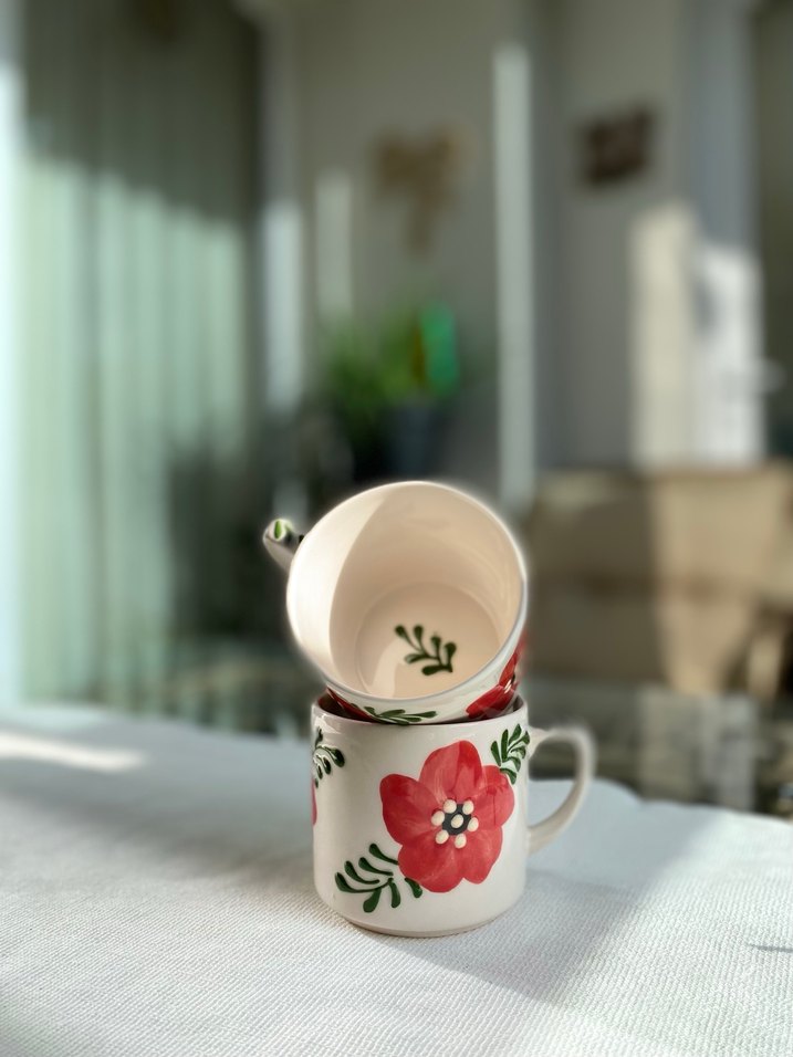 El Yapımı Kırmızı Çiçek Desenli Beyaz Seramik Kupa - Görsel 2