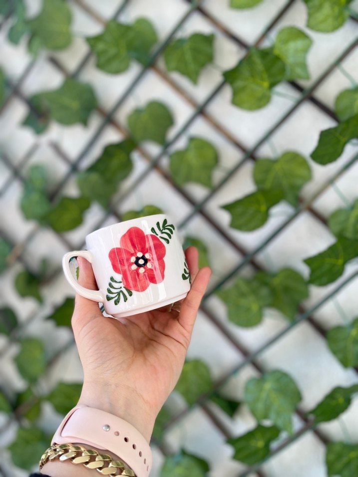 El Yapımı Kırmızı Çiçek Desenli Beyaz Seramik Kupa - Görsel 3