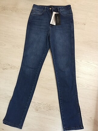 Paçası yırtmaçlı jean