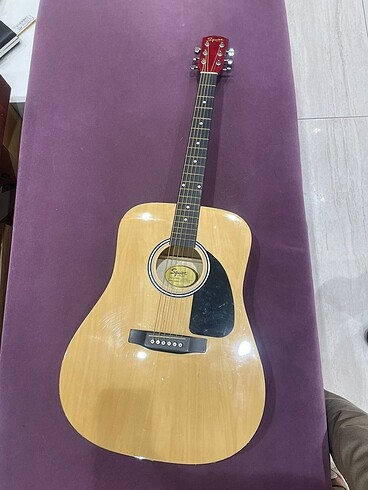 Squier akustik gitar