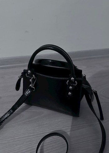 Zara Siyah Deri Tokalı Gotik Kadın Çanta