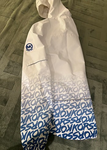 Michael Kors Beyaz Kapüşonlu Baskılı Fermuarlı Kadın yağmurluk - Görsel 4