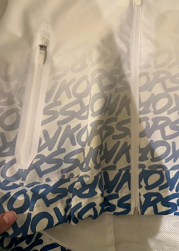 Michael Kors Beyaz Kapüşonlu Baskılı Fermuarlı Kadın yağmurluk - Görsel 2