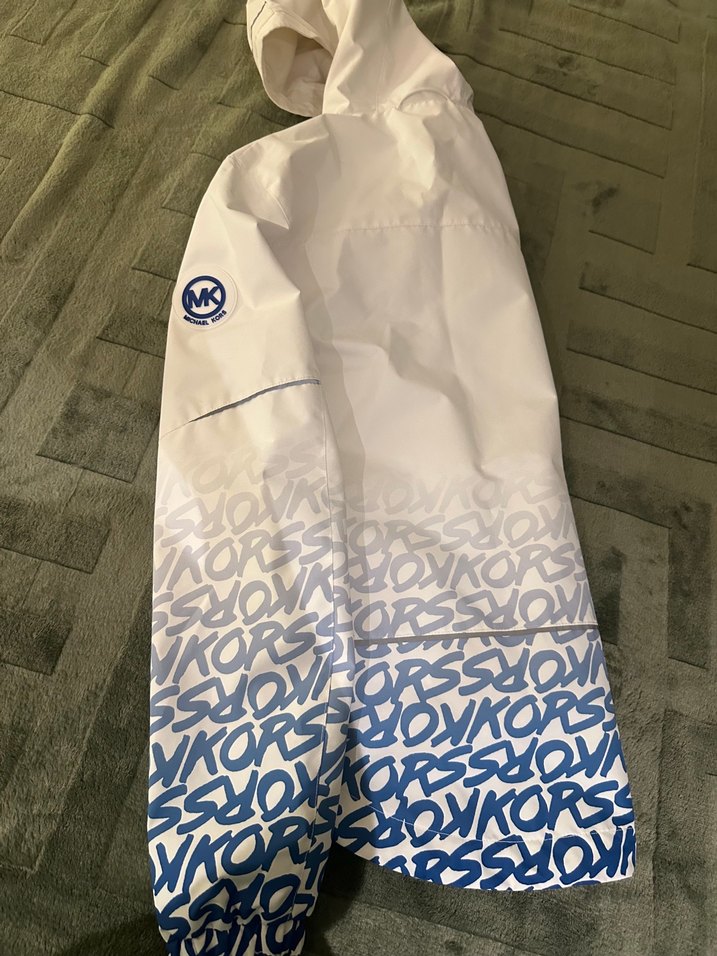 Michael Kors Beyaz Kapüşonlu Baskılı Fermuarlı Kadın yağmurluk - Görsel 4