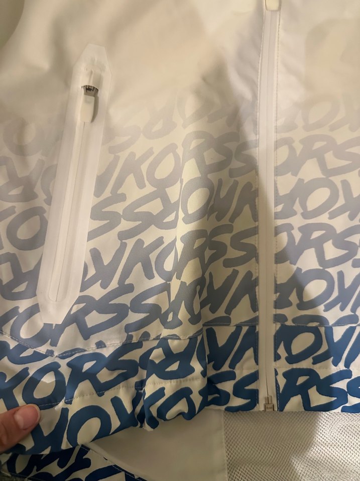 Michael Kors Beyaz Kapüşonlu Baskılı Fermuarlı Kadın yağmurluk - Görsel 2