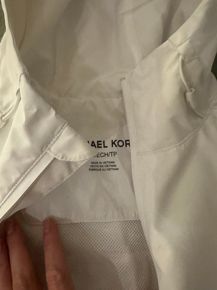 Michael Kors Beyaz Kapüşonlu Baskılı Fermuarlı Kadın yağmurluk - Görsel 3