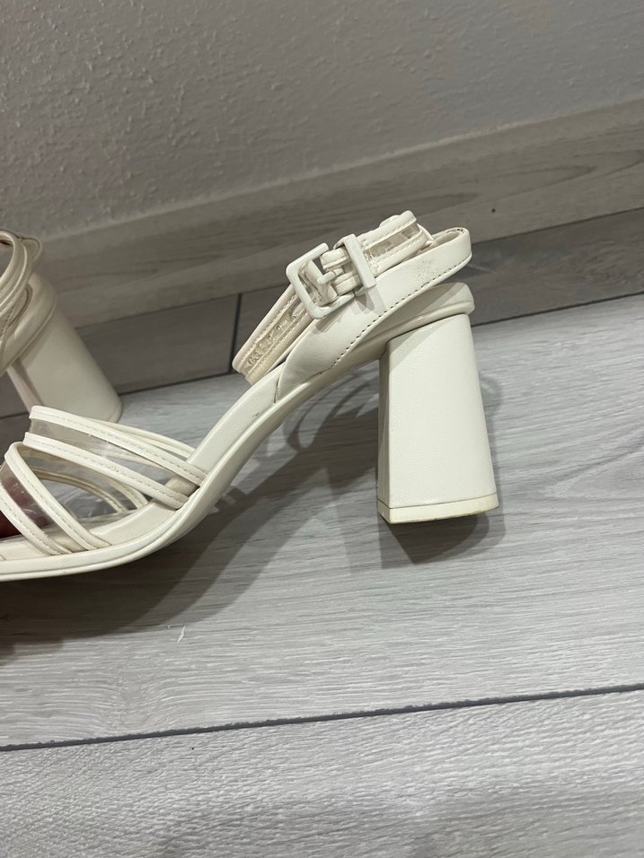 Stradivarius Beyaz Tokalı Stiletto Topuklu Kadın Sandalet - Görsel 3