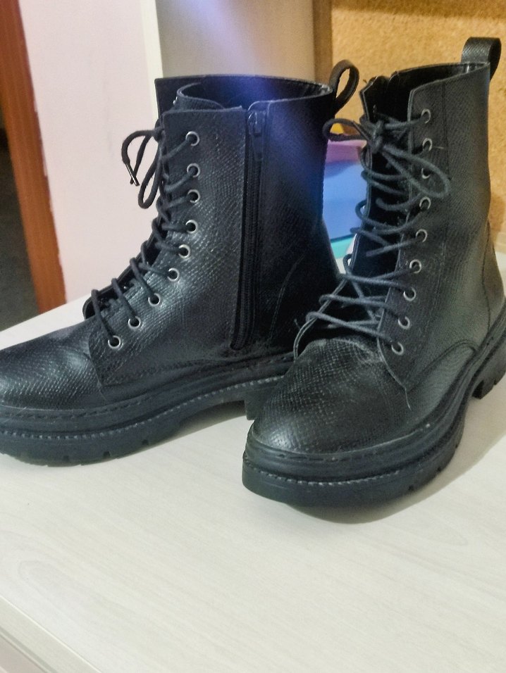 Siyah Bağcıklı Kadın Bot - Görsel 3