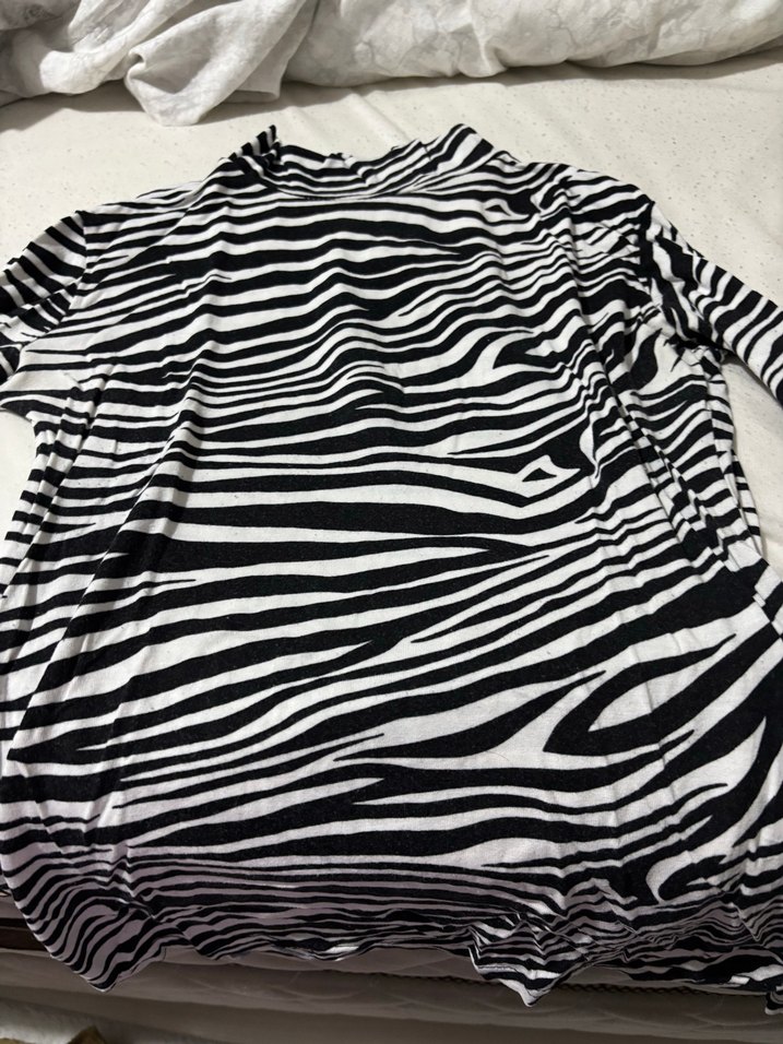 Uzun Kollu Zebra Desenli Balıkçı Yaka Bluz - Görsel 2