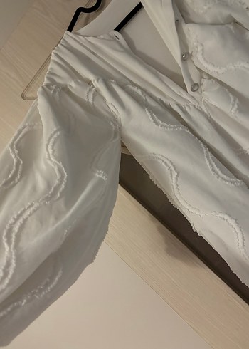 Nakışlı Beyaz V Yakalı elbise - Görsel 4