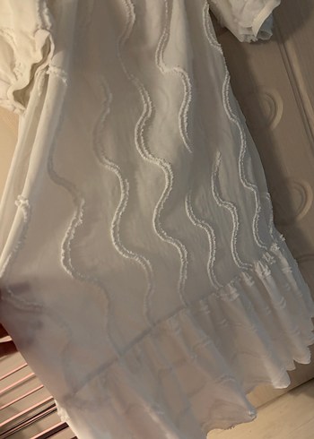 Nakışlı Beyaz V Yakalı elbise - Görsel 2