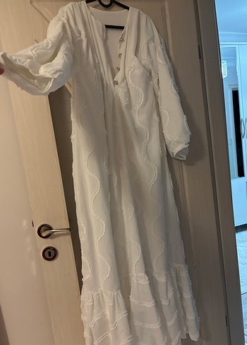 Nakışlı Beyaz V Yakalı elbise - Görsel 6