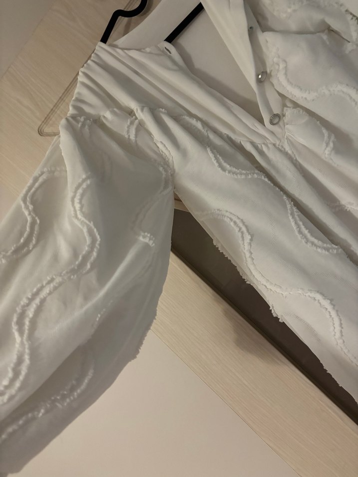 Nakışlı Beyaz V Yakalı elbise - Görsel 4