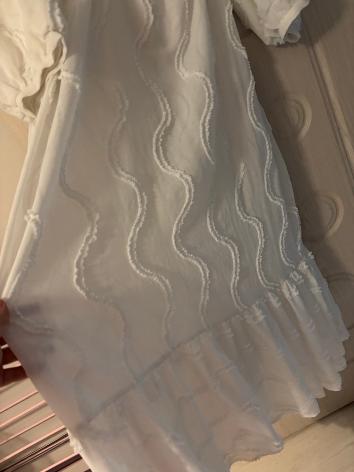 Nakışlı Beyaz V Yakalı elbise - Görsel 2