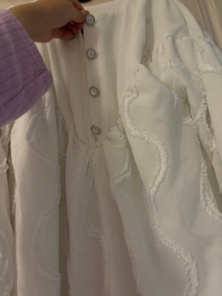 Nakışlı Beyaz V Yakalı elbise - Görsel 5