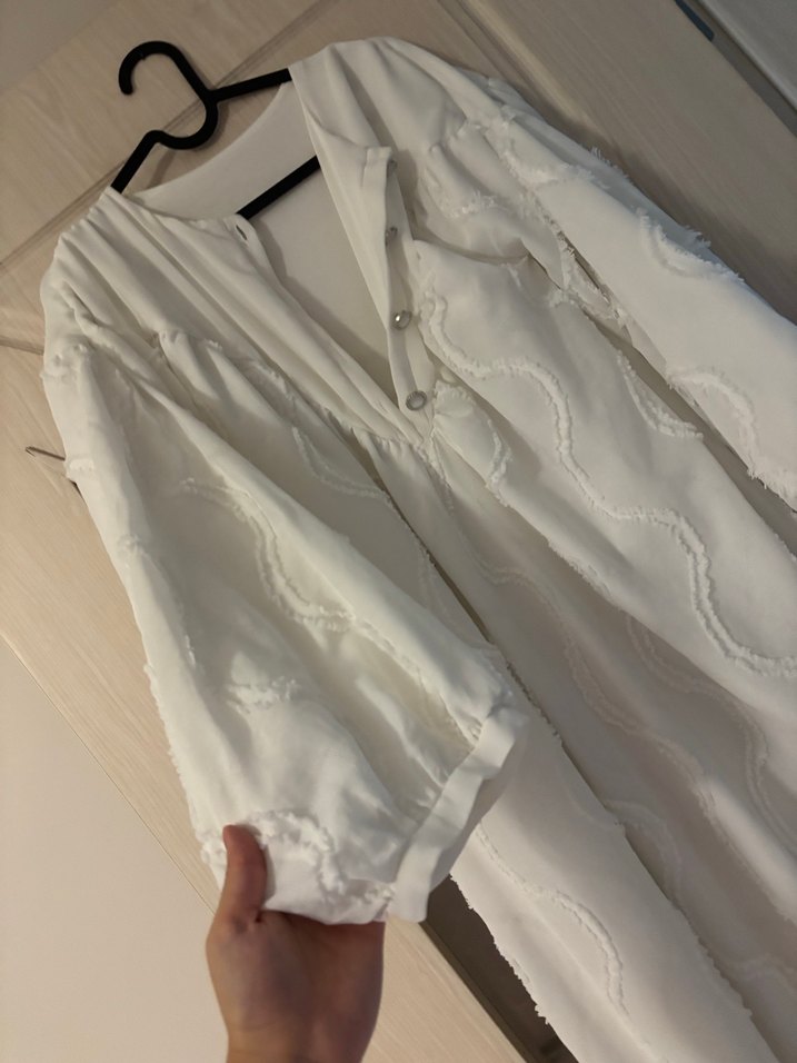 Nakışlı Beyaz V Yakalı elbise - Görsel 3