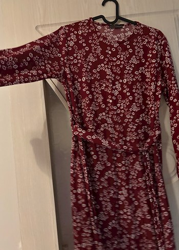 Uzun fırfır detaylı minik çiçek desenli elbise - Görsel 4