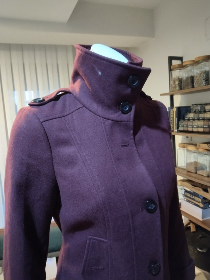 Düğmeli Yüksek Yakalı Kısa Kaban - Görsel 3