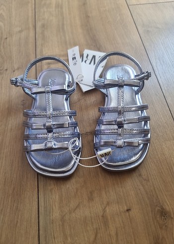 Kız Çocuk Gri Metalik Tokalı Sandalet