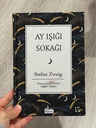 Önünde küçük bir leke var