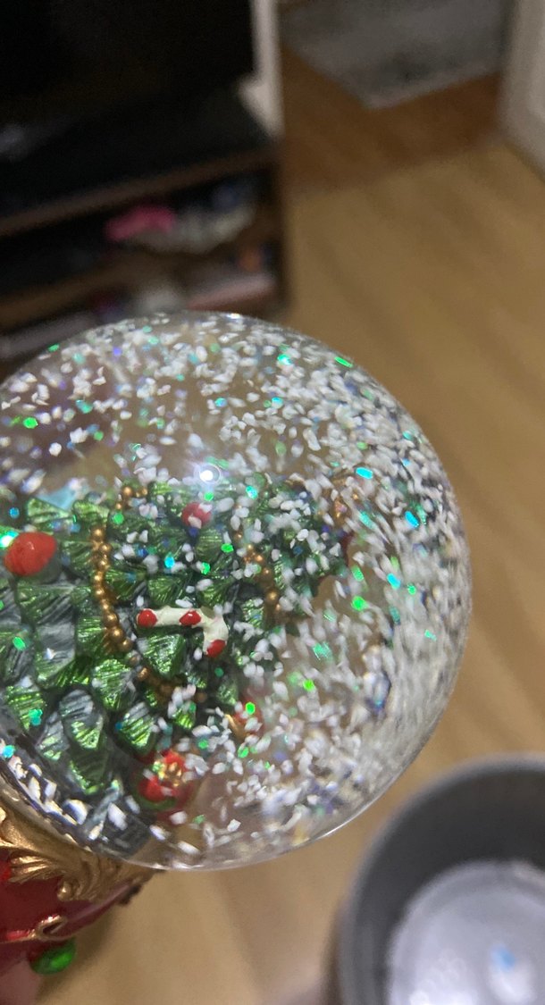 Renkli Kırmızı Kar Küresi Figürü - Görsel 3