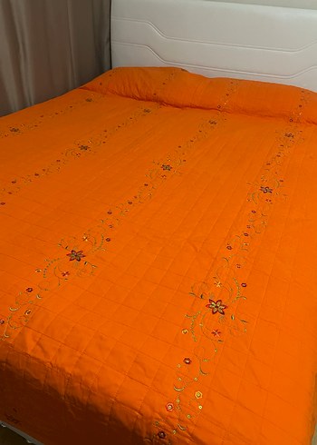 Turuncu İşlemeli Parlak Yatak Örtüsü - Görsel 2