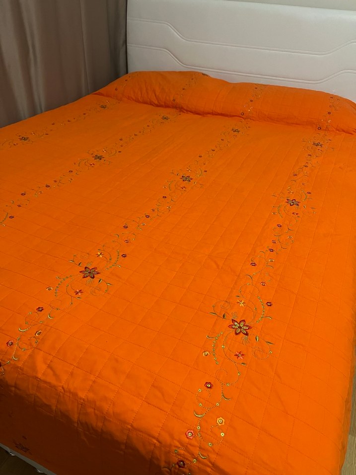 Turuncu İşlemeli Parlak Yatak Örtüsü - Görsel 2