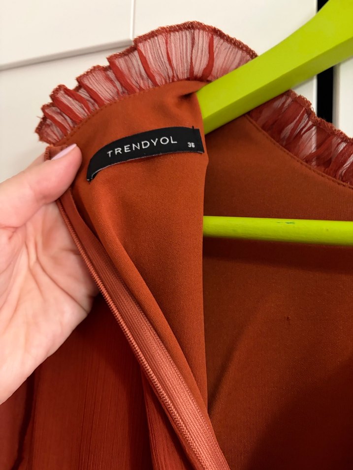 Trendyol milla Kırmızı Uzun Kollu Fırfırlı Midi Elbise - Görsel 4