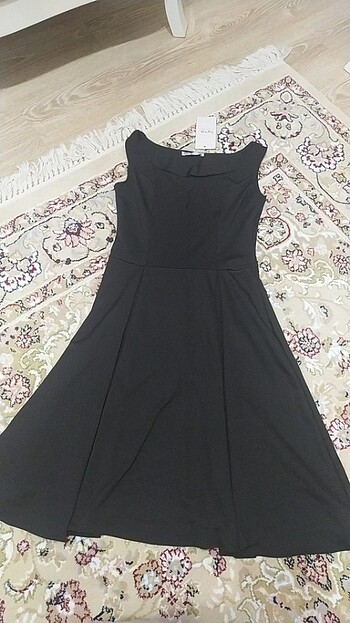Kısa, siyah elbise 