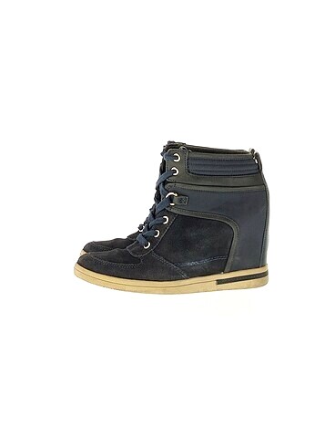 Tommy Hilfiger Bot %70 İndirimli.