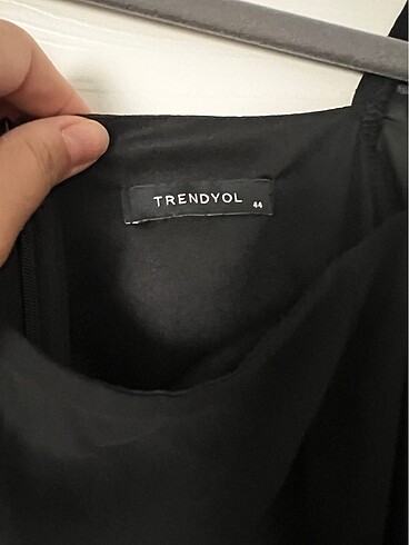 44 Beden Trendyol yırtmaçlı elbise