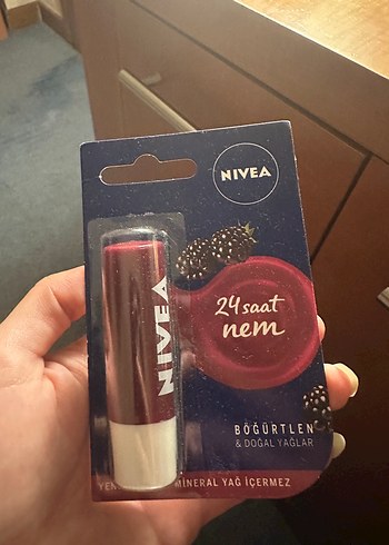 Beden NIVEA Böğürtlen Parlaklık Dudak Bakım Kremi
