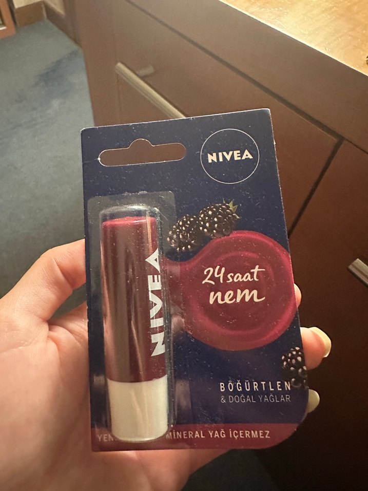 NIVEA Böğürtlen Parlaklık Dudak Bakım Kremi - Görsel 3