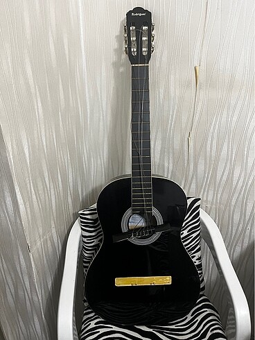 Rodrigiez gitar ön tahtası çıkmış yapılması gerekiyor