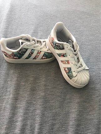 Adidas çiçek desen