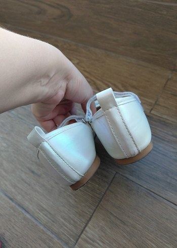 Beyaz Fiyonk Detaylı Kız Babet - Görsel 4