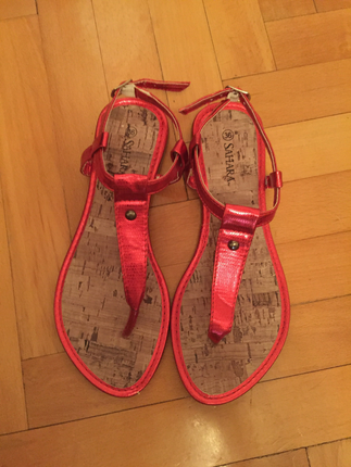 Kırmızı sandalet