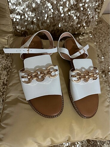 Zara Deri zincir detaylı sandalet