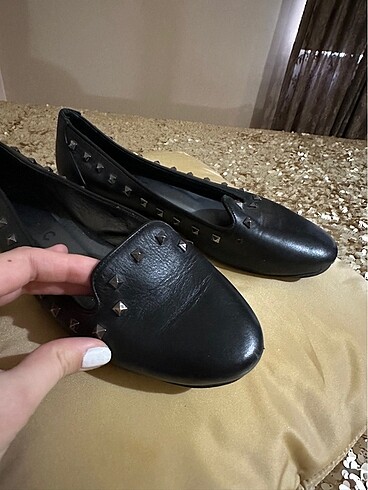 Zara Siyah zımba detaylı babet