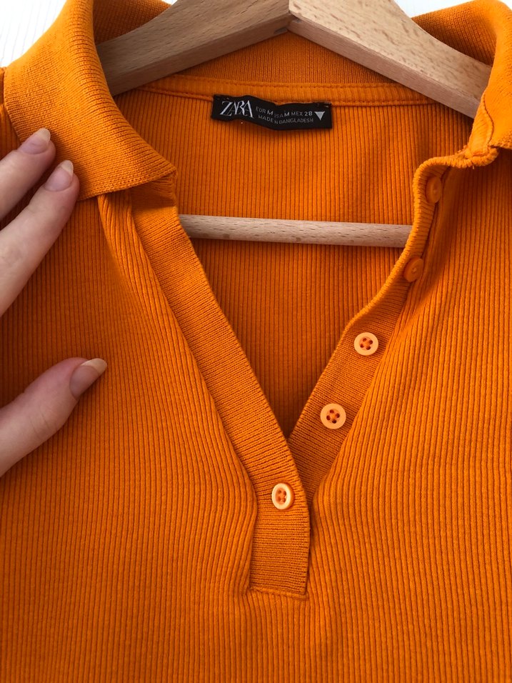 Zara Turuncu Polo Yaka Crop Bluz  Şıklık ve Rahatlık Bir Arada — görsel 3/9