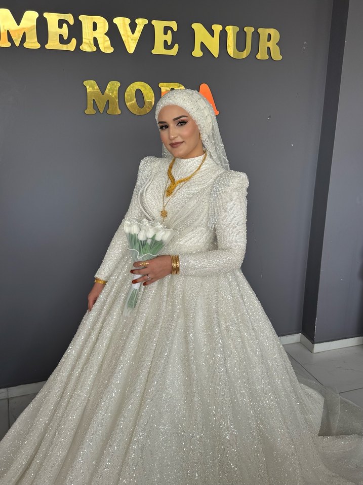 Drapeli Uzun Kollu Beyaz Tesettür Gelinlik - Görsel 2