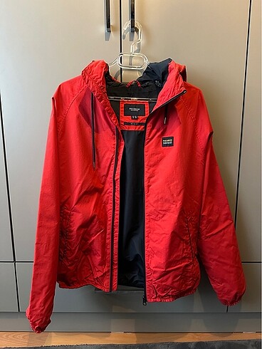 Pull and bear kırmızı yağmurluk