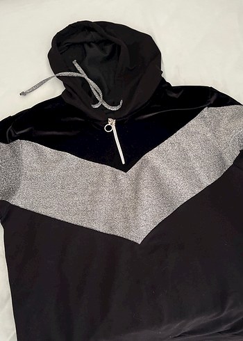 Gri Detaylı Siyah Kapüşonlu Sweatshirt