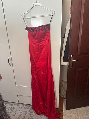 kırmızı abiye kuyruklu
