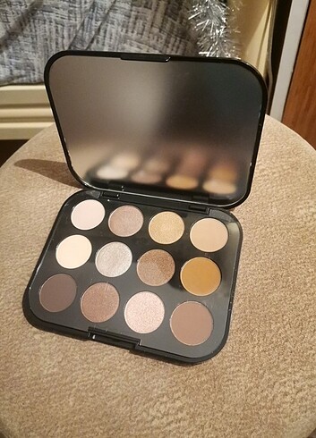  Beden Mac in colour eyeshadow