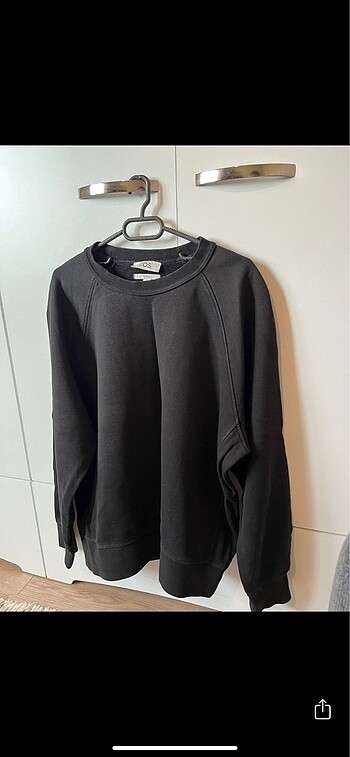 COS marka sweatshirt