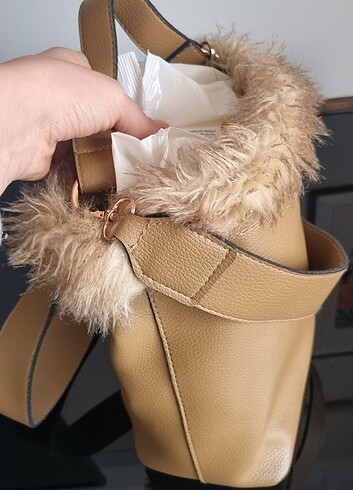 Sıfır sayılır açık kahverengi kürklü çanta  - Görsel 4