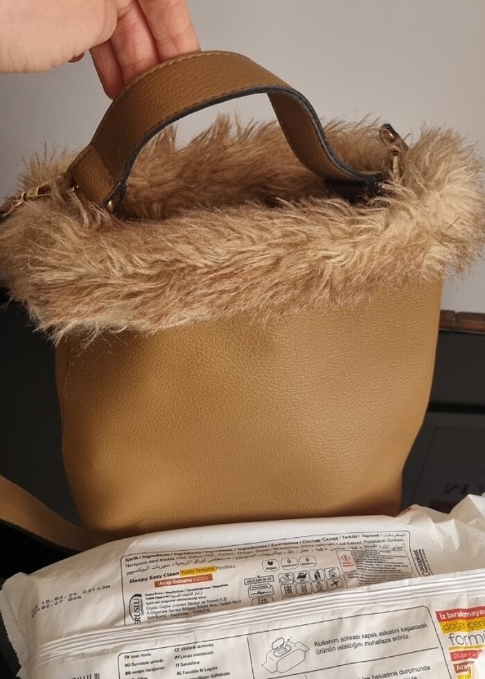 Sıfır sayılır açık kahverengi kürklü çanta  - Görsel 3